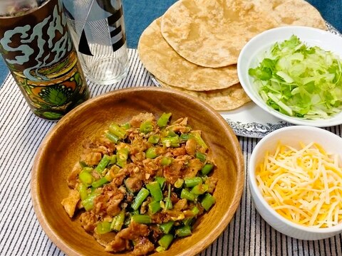 三尺いんげんとチキンのチーズトルティーヤ